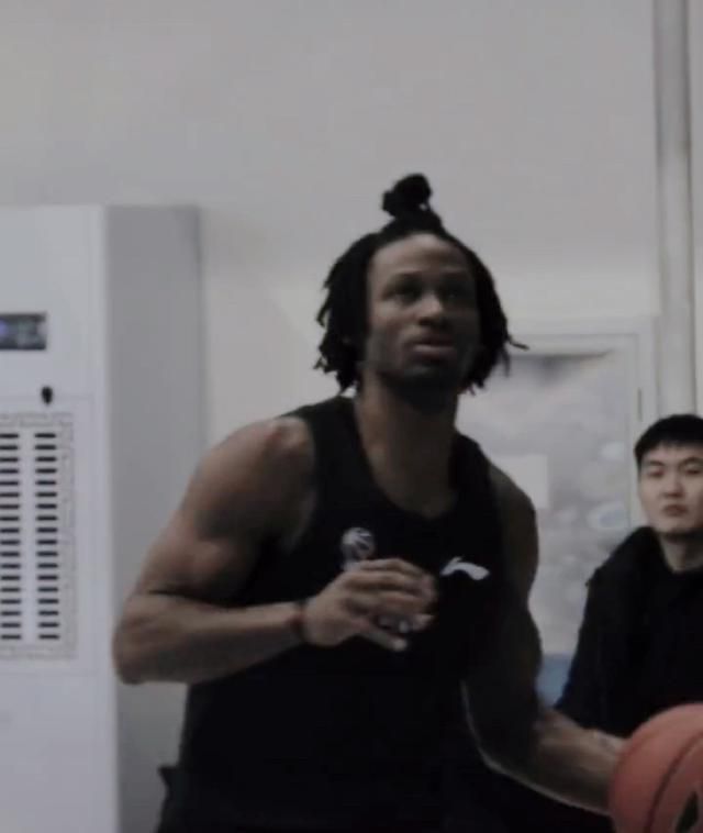 张校长更像是一位执着的勇士，她坚信自己可以带领班里的勇者们冲出大山。