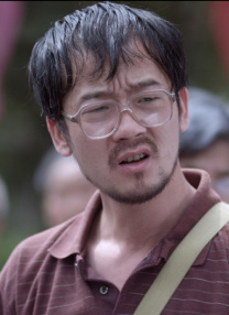 张子枫对此有同感，她笑着说每次被人夸都很尴尬，不知道该做出什么反应。