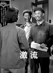 照片中，二人穿着舞台上火辣的套装，戴着口罩贴头合照，十分亲密。