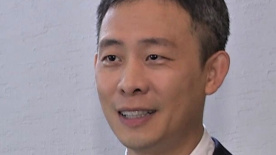 他还亲切地与海瑟薇拥抱，引得对方面露娇羞。