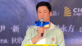 作为新一代的谋女郎，倪妮向28日刚刚签约乐视的张艺谋送上祝福，并坦言目前没有与经纪公司签约 《红色警戒》定档7.VIP通道，用手遮阳撩发不经意间露出手上闪闪发亮的戒指，出机场后获豪车接驾尽显大牌。
